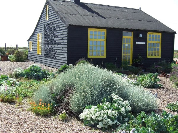 IL GIARDINO DI DEREK JARMAN: LA NATURA SI FONDE NEL GIARDINO