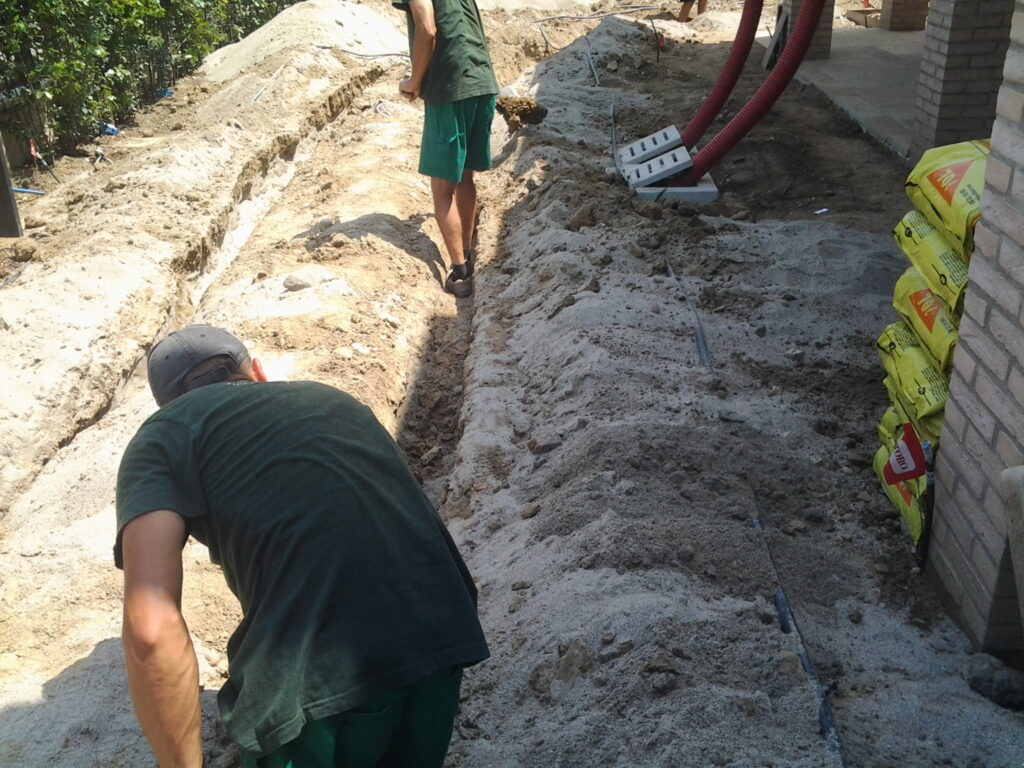 Giardinieri di Padova realizzando scavi per un impianto di irrigazione professionale tra Venezia e Treviso