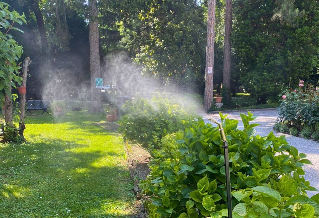 Sistema antizanzare Frezan in azione in un giardino tra Padova, Venezia e Treviso
